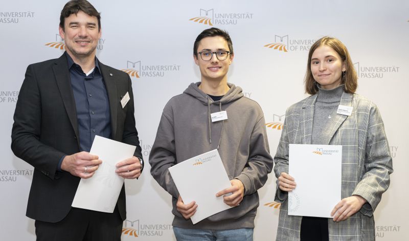 Foto unseres Vorstands bei der Vergabe des Stipendiums an eine Stipendiatin und einen Stipendiaten