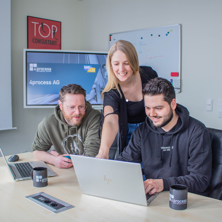 Bild dreier Kolleg:innen fotografiert in Konferenzraum