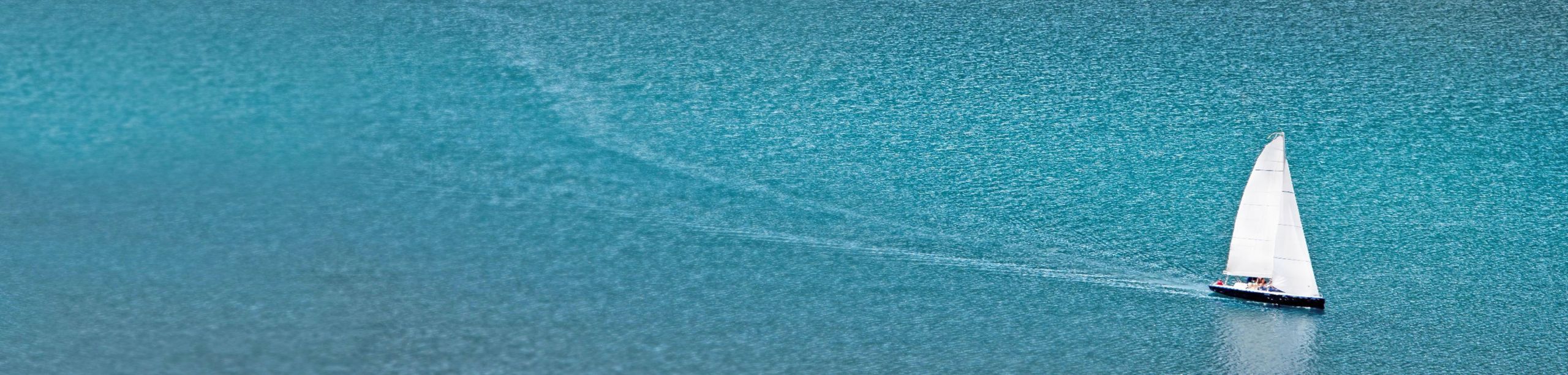 Bild eines Segelbootes auf dem Meer