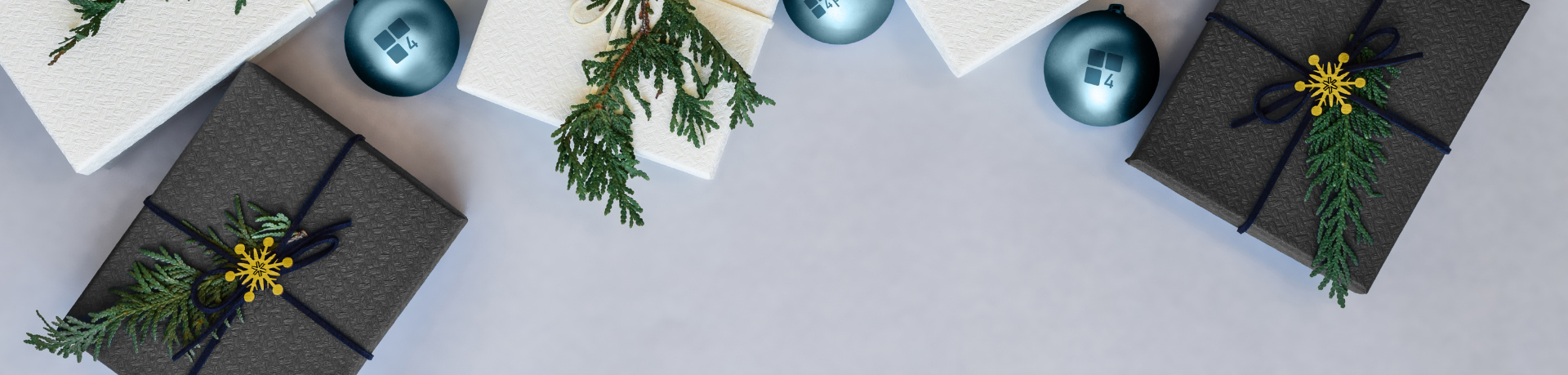 Foto mit weihnachtlichen Geschenken im 4process Farbstil mit 4process-Weihnachtskugeln