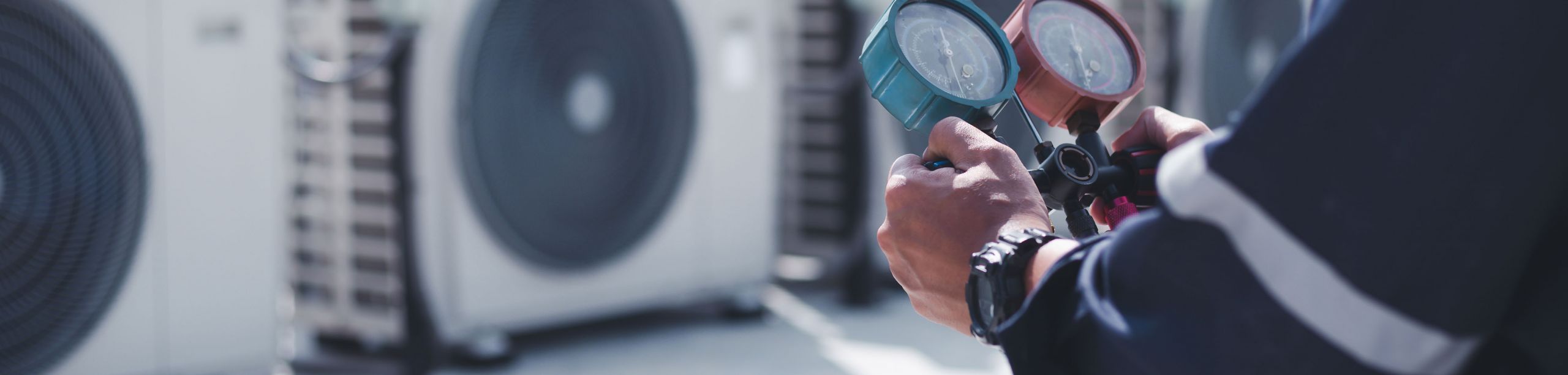 Mann hält Messprüfer