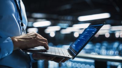 Mann hält Laptop