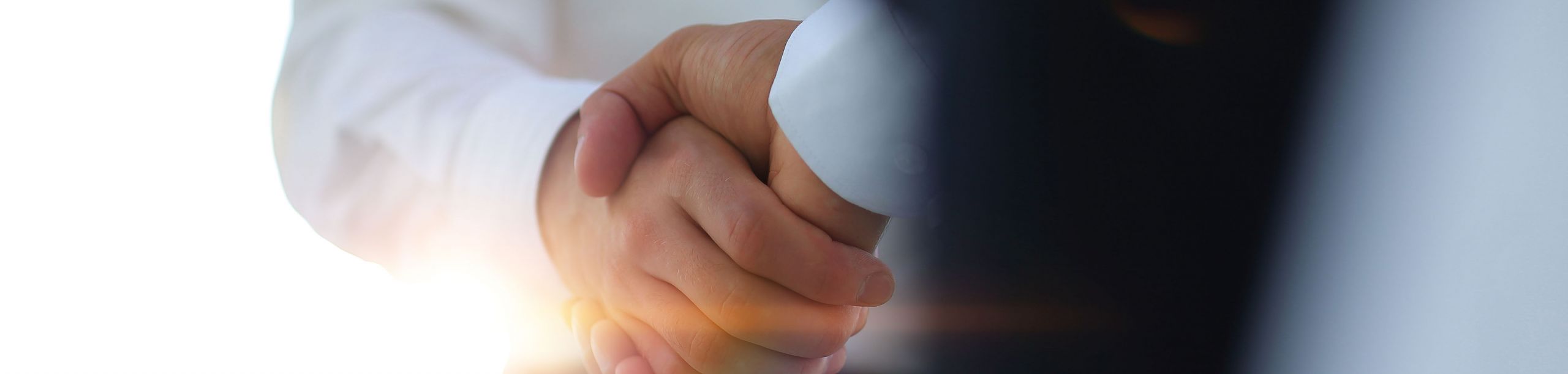 Handshake zwischen zwei Männern