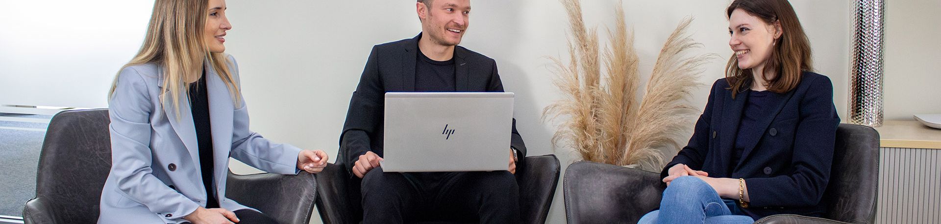 Bild unserer drei Kolleg:innen aus derm Team Human Resources