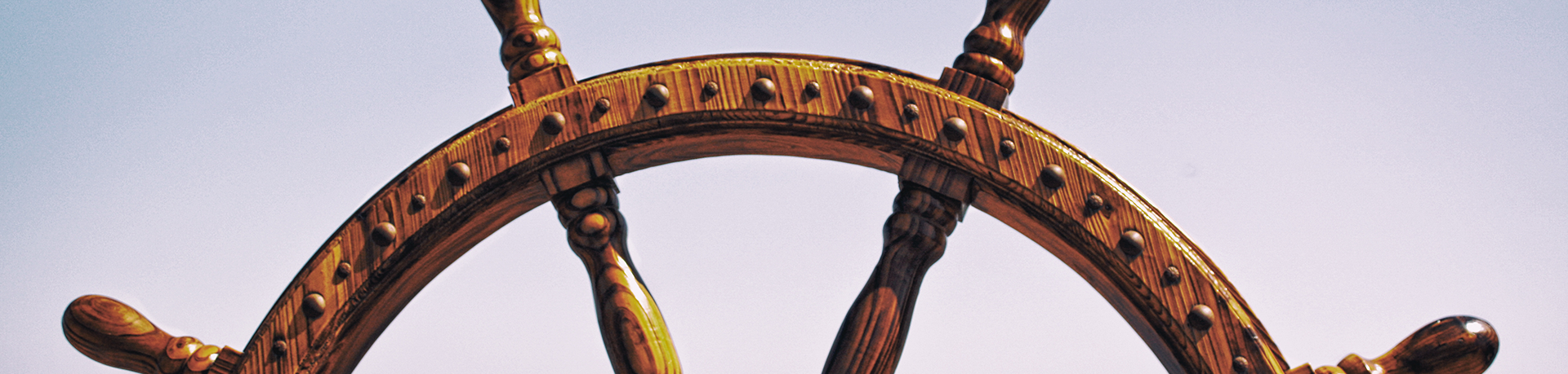 Ein Steuerrad auf offenem Meer